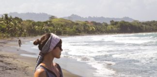 Apaszka – niezbędna w plażowej stylizacji