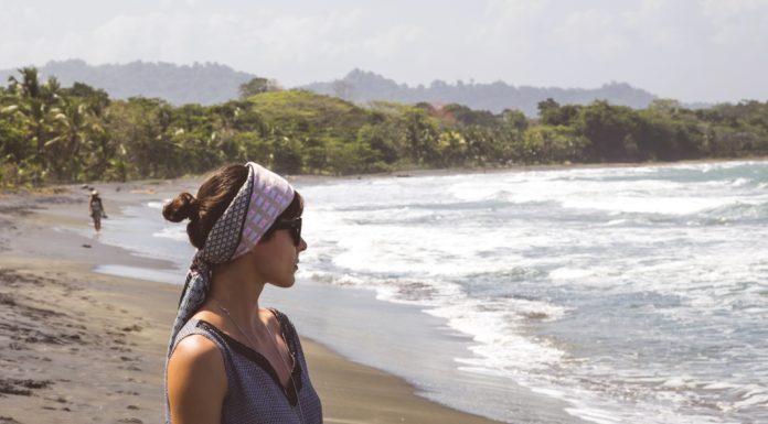 Apaszka – niezbędna w plażowej stylizacji