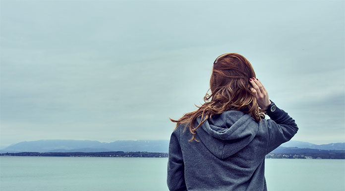 Bluzy damskie – praktyczna wygoda, czy zabawa stylem?