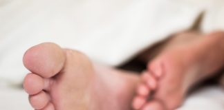 Suche stopy i popękane pięty – domowe sposoby domowe sposoby na popękane pięty