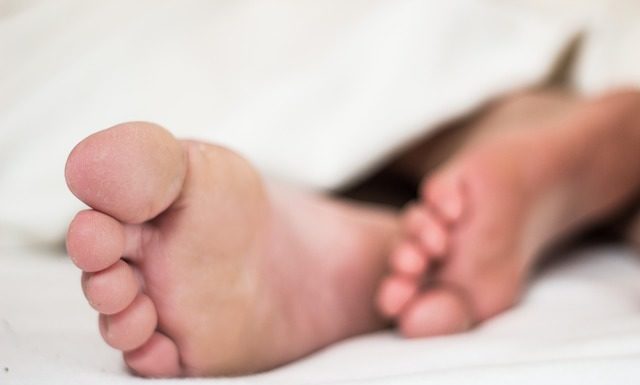 Suche stopy i popękane pięty – domowe sposoby domowe sposoby na popękane pięty