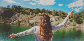 Pasemka na czarnych włosach.