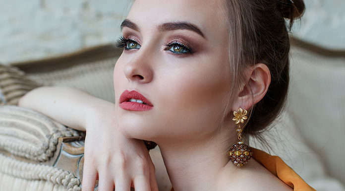 Czarne kolczyki – elegancja w prostym wydaniu