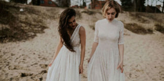 BIERZESZ ŚLUB NA PLAŻY? POSTAW NA PROSTOTĘ I ELEGANCJĘ – SKROMNA SUKNIA ŚLUBNA BĘDZIE STRZAŁEM W DZIESIĄTKĘ!