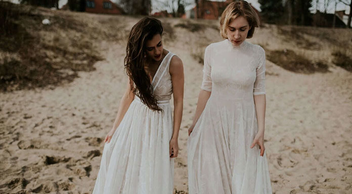 BIERZESZ ŚLUB NA PLAŻY? POSTAW NA PROSTOTĘ I ELEGANCJĘ – SKROMNA SUKNIA ŚLUBNA BĘDZIE STRZAŁEM W DZIESIĄTKĘ!