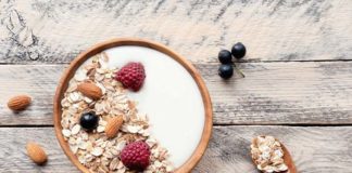 Jogurt naturalny na śniadanie – jak i z czym go podawać