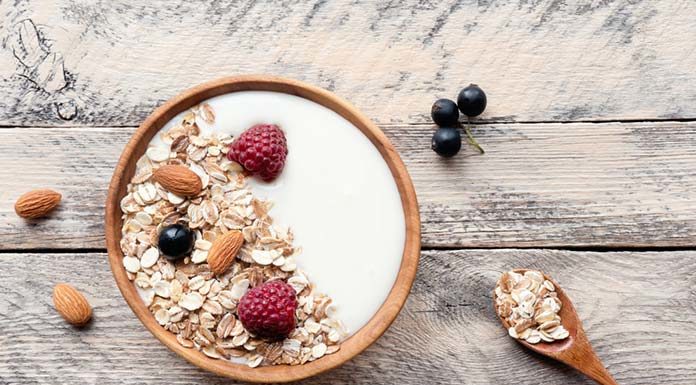 Jogurt naturalny na śniadanie – jak i z czym go podawać