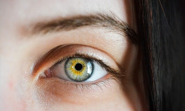 Kremy pod oczy – jakie są rodzaje? Które są najskuteczniejsze? krem pod oczy - czy jest skuteczny?