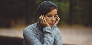 Smutna dziewczyna z jesienną depresją