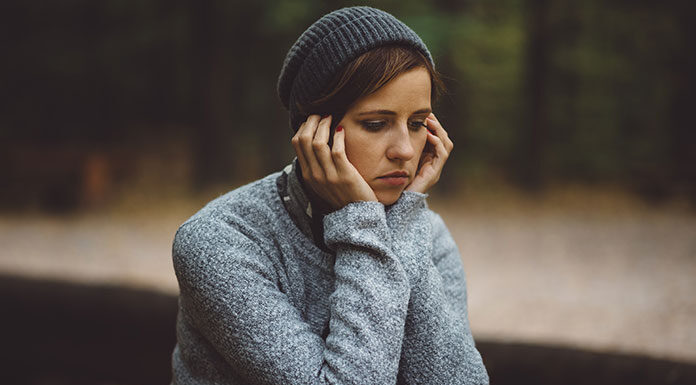 Depresja jesienna. Czym jest depresja sezonowa? Smutna dziewczyna z jesienną depresją