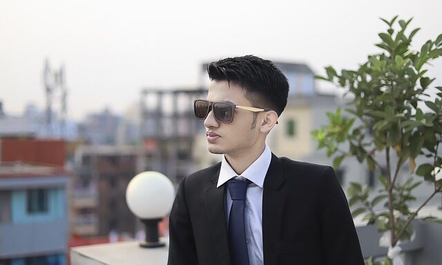 Czy zakładać krawat do garnituru?