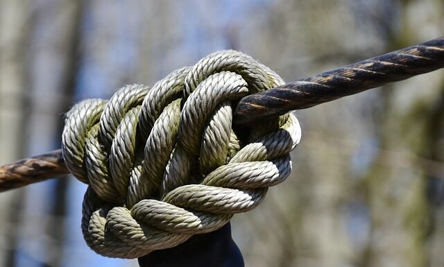 Jak zapiąć muchę na zapięcie?