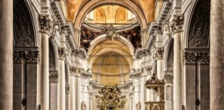 Co robi para młoda po wejściu do kościoła?