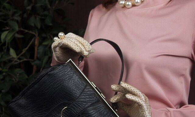 Jak nosić torbę przez ramię? Jak nosić torbę przez ramię?