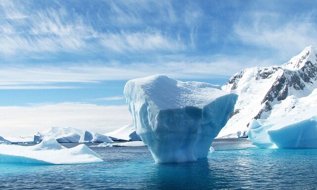 Dlaczego nie wolno nosić czapki w szkole? Dlaczego nie wolno nosić czapki w szkole?