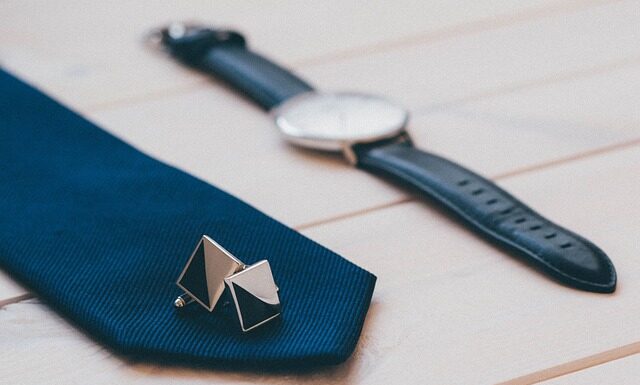 Jak się nosi spinki do koszuli? Jak się nosi spinki do koszuli?