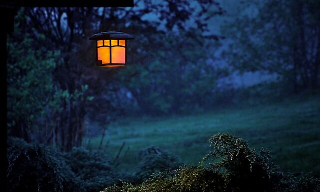 Co pasuje do granatowych legginsów?