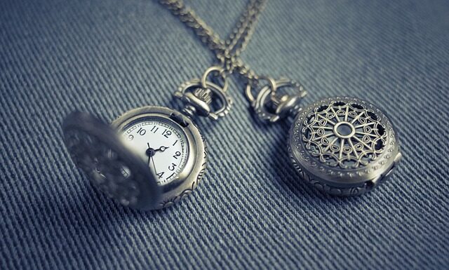 Jaki naszyjnik do Kopertowej sukienki?