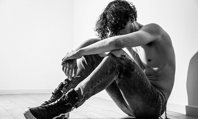 Jak zwęzić spodnie z gumką w pasie?