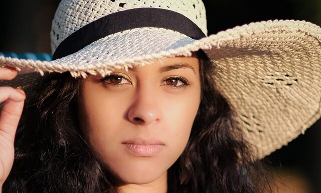 Czym chustka na głowę chronić przed słońcem? Czym chustka na głowę chronić przed słońcem?