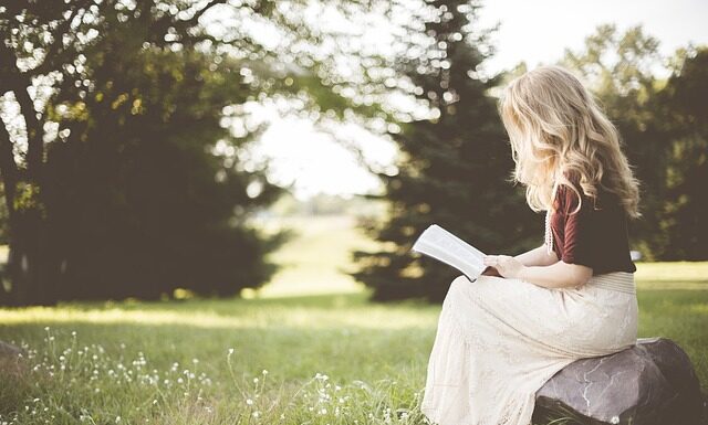 Jak zapakować książkę na prezent ślubny?