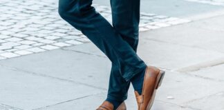 Czy w mokasynach chodzi się bez skarpetek?