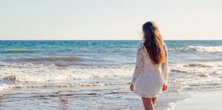 Czy złota sukienką pasuje na wesele?