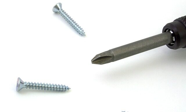 Co zrobić gdy nie można odkręcić kolczyka?