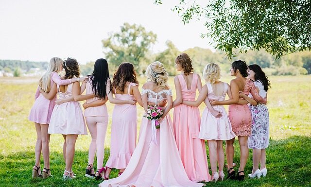 Jaki żakiet do sukienki na wesele?