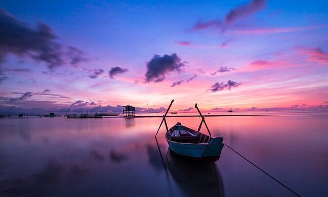 Jaki kolor krawata pasuje do granatowego garnituru?